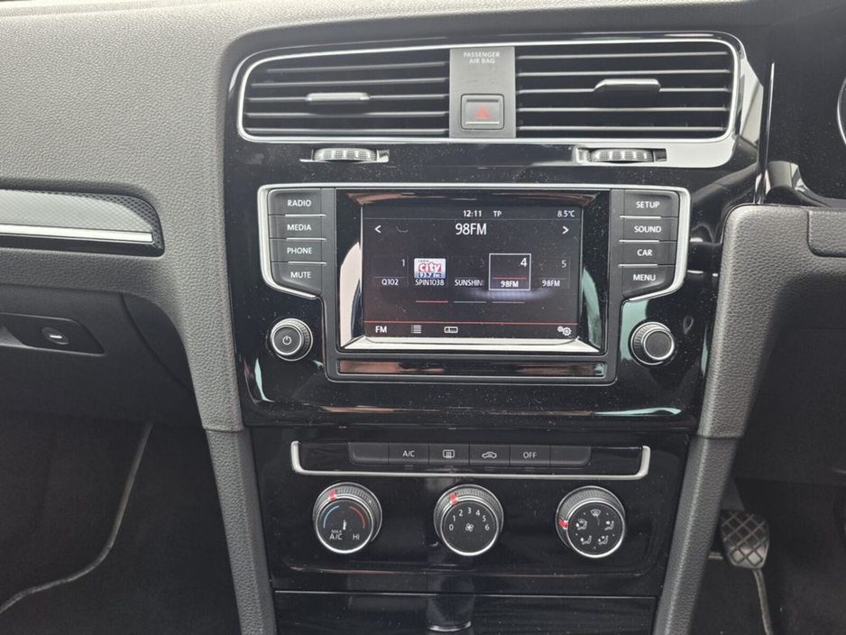 2014 Volkswagen Golf - image 11