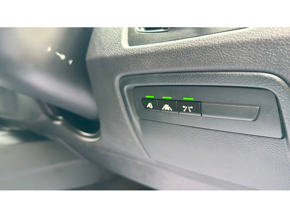 2017 BMW 3 Series - image 15