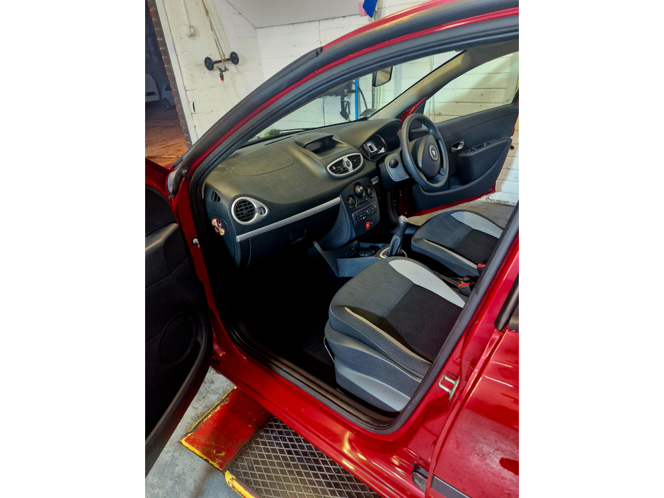 2010 Renault Clio - image 9