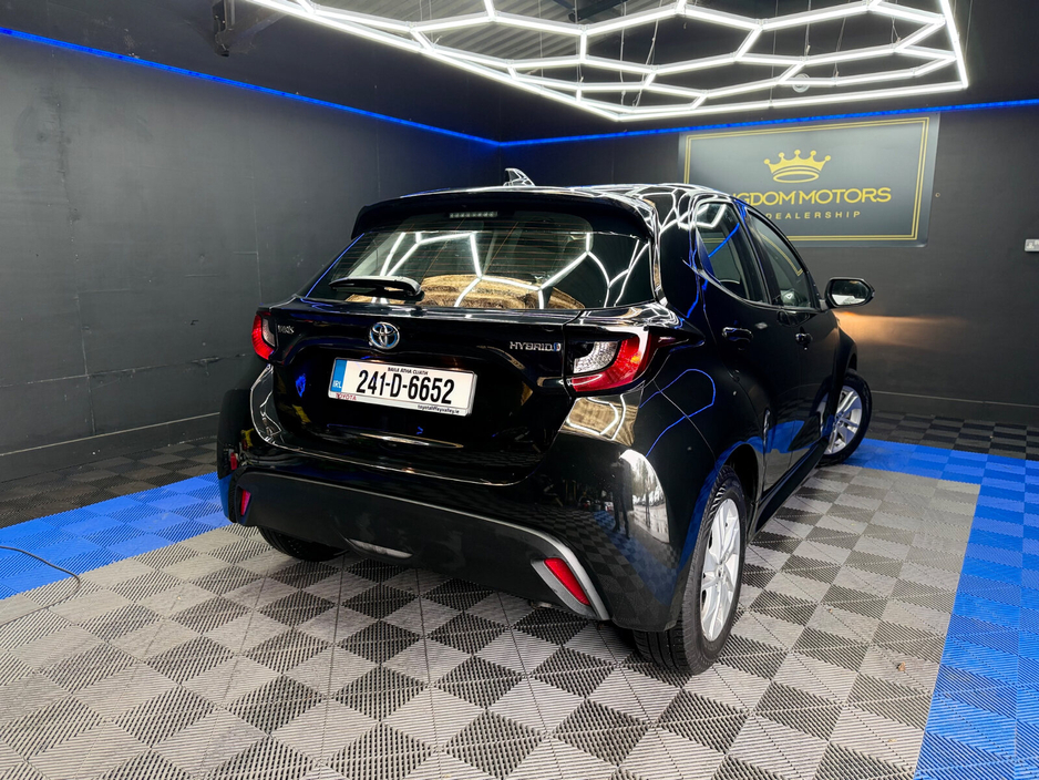 2024 Toyota Yaris - image 11