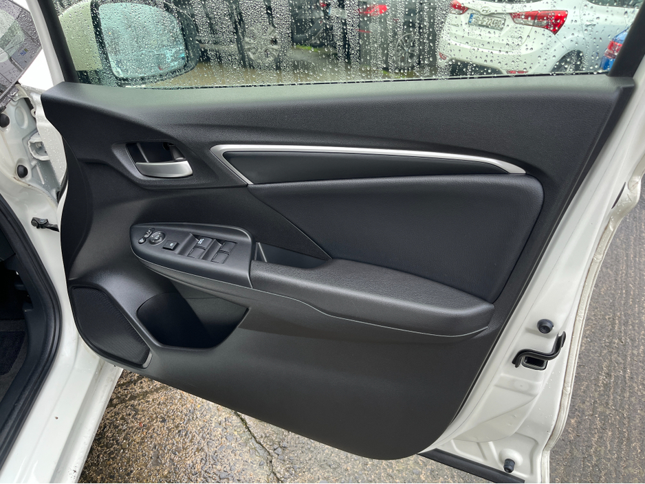 2017 Honda Fit SENSING L AUTOMATIC 1.5 HYBRID //HALF LEATHER SEATS//KEYLESS ENTRY//ADAPTIVE CRUISE CONTROL//REVERSE CAMERA// €12,950