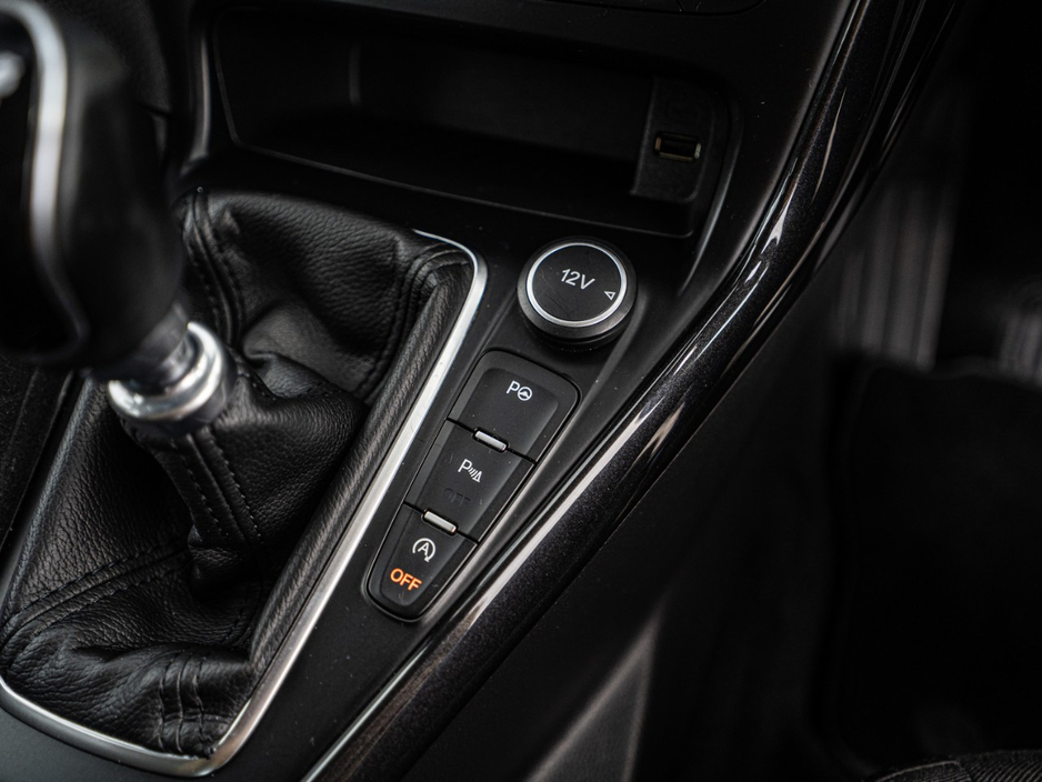2016 Ford Focus - image 30