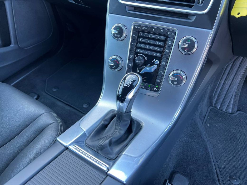 2016 Volvo V60 - image 11