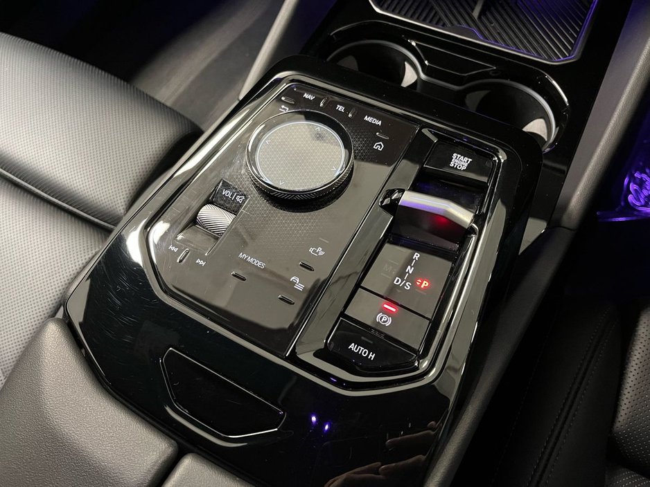 2024 BMW 5 Series - image 4