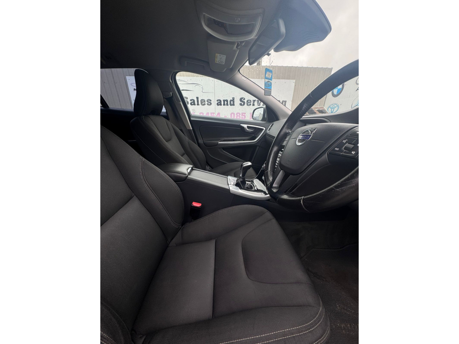 2017 Volvo V60 - image 17