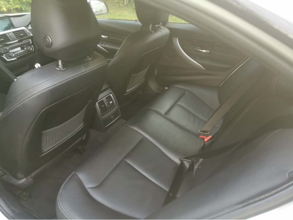 2017 BMW 3 Series - image 6