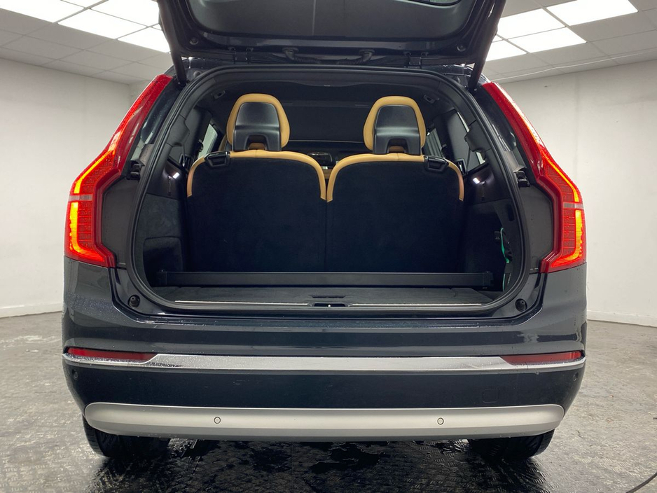 2022 Volvo XC90 - image 9