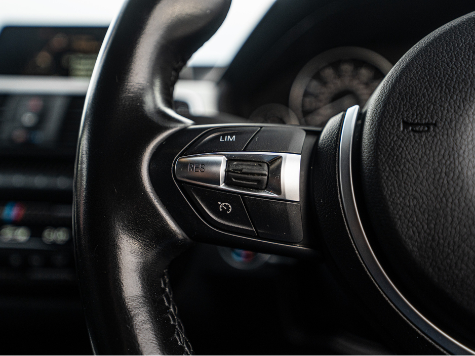 2016 BMW 3 Series - image 22