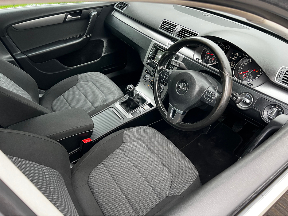 2013 Volkswagen Passat - image 9