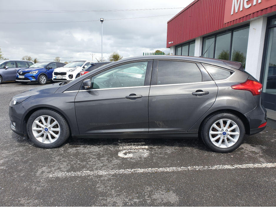 2016 Ford Focus - image 3