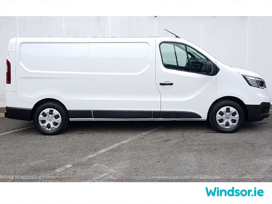 2023 Renault Trafic - image 12