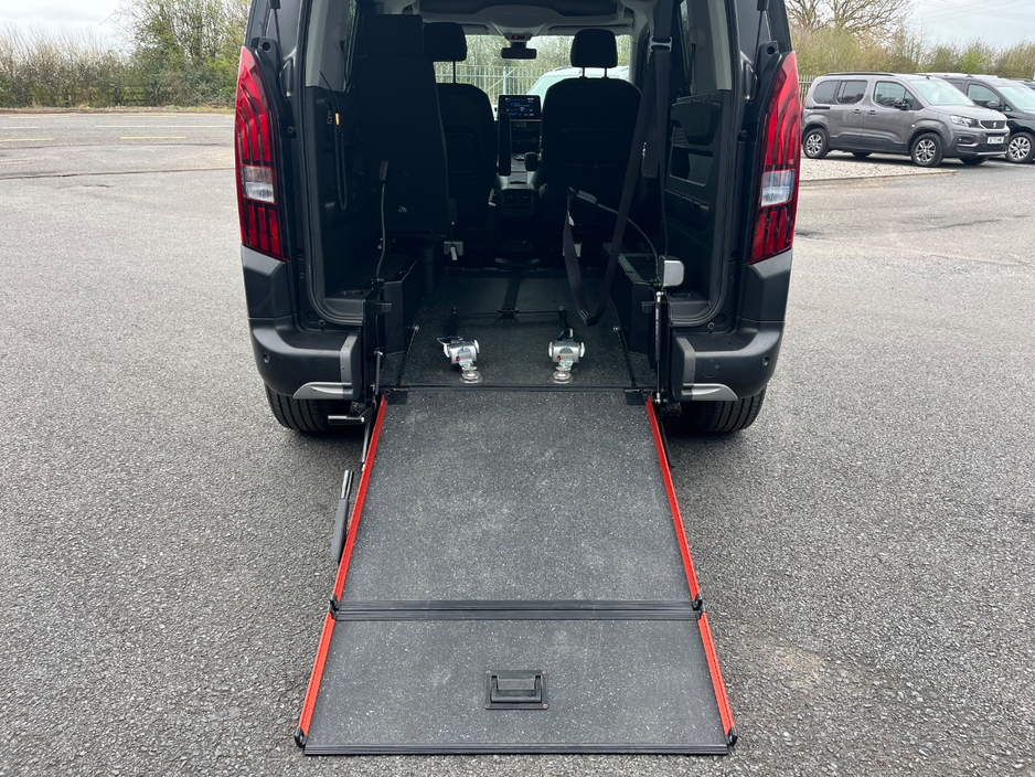 2023 Peugeot Rifter - image 10