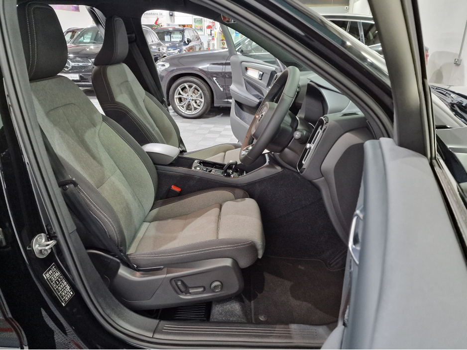 2022 Volvo XC40 T4 PLUS DARK RECHARGE AUTOMATIC **ONE OWNER / APPLE CARPLAY / BLIND SPOT ASSIST / ELECTRIC BOOTLID / HEATED FRONT & REAR SEATS / HEATED STEERING WHEEL / REVERSE CAMERA / WIRELESS PHONE CHARGING** €34,900