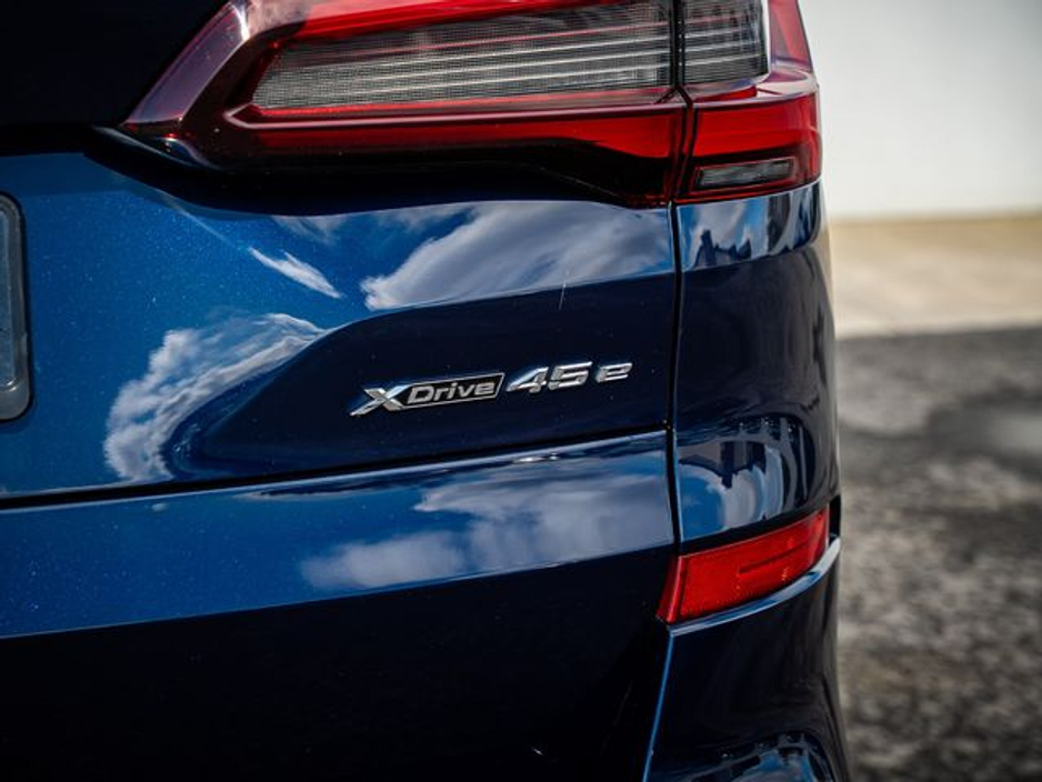 2020 BMW X5 - image 6