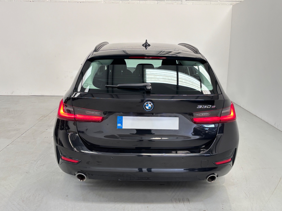 2022 BMW 3 Series - image 5