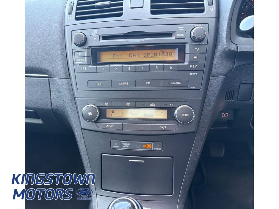 2010 Toyota Avensis - image 13