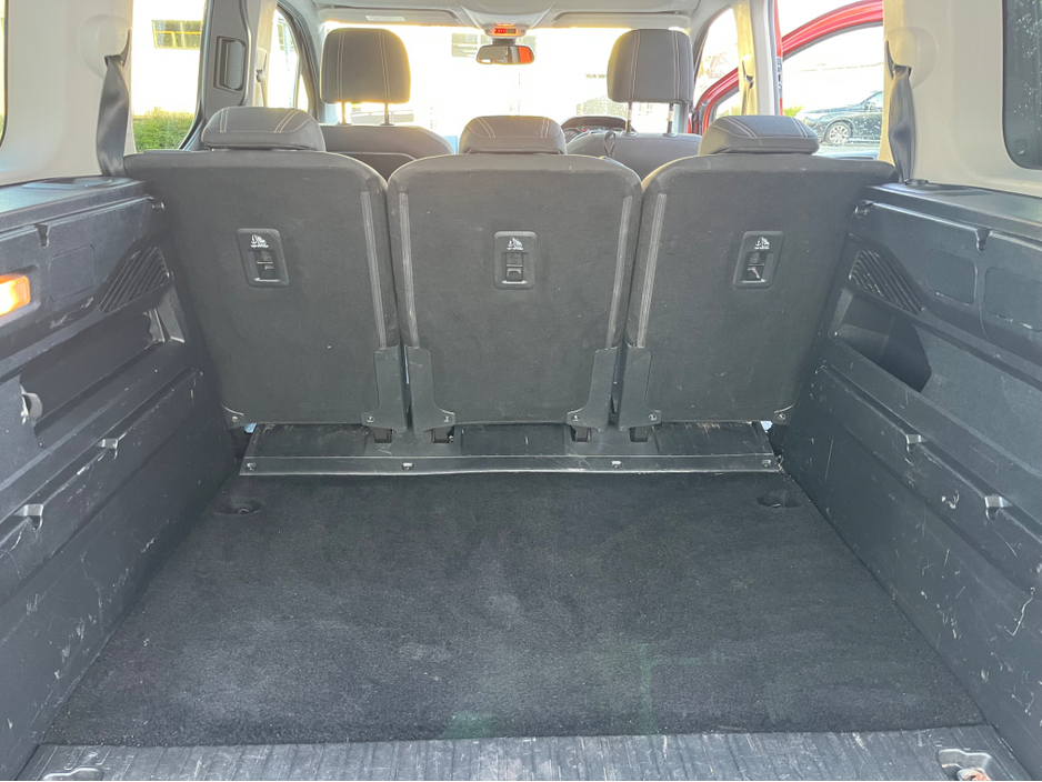 2020 Peugeot Rifter - image 9