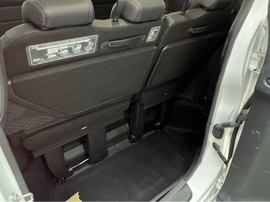 2020 Honda Stepwagon - image 9