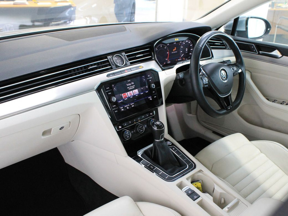 2018 Volkswagen Passat - image 9