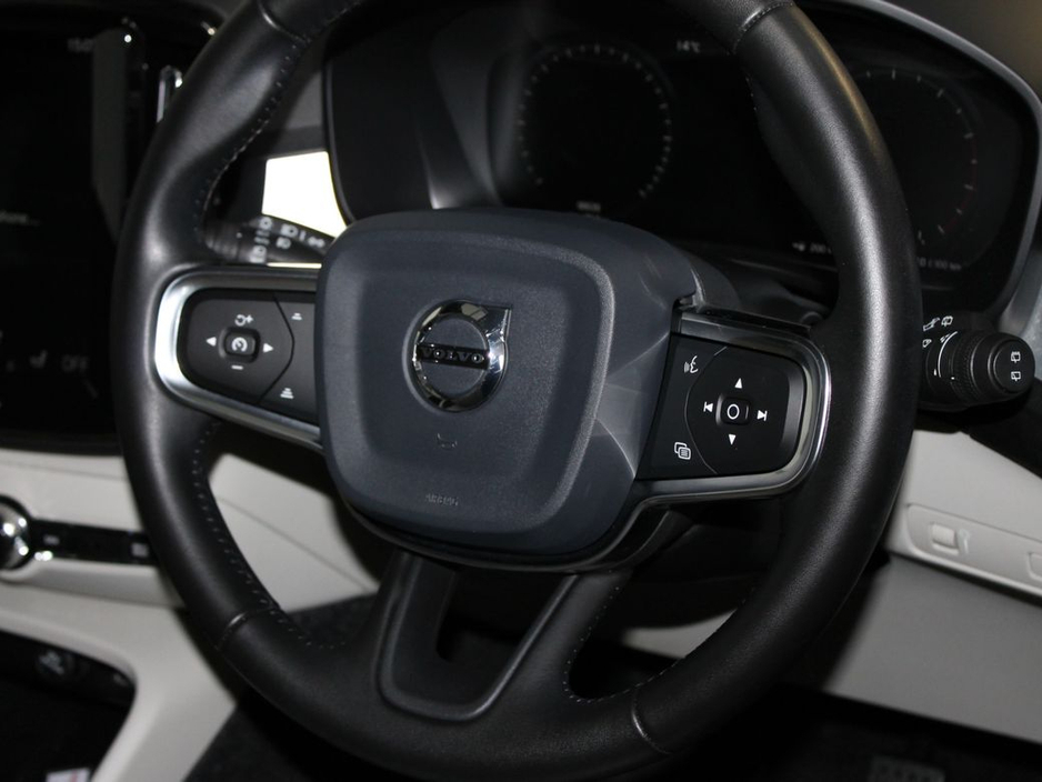 2020 Volvo XC40 - image 12