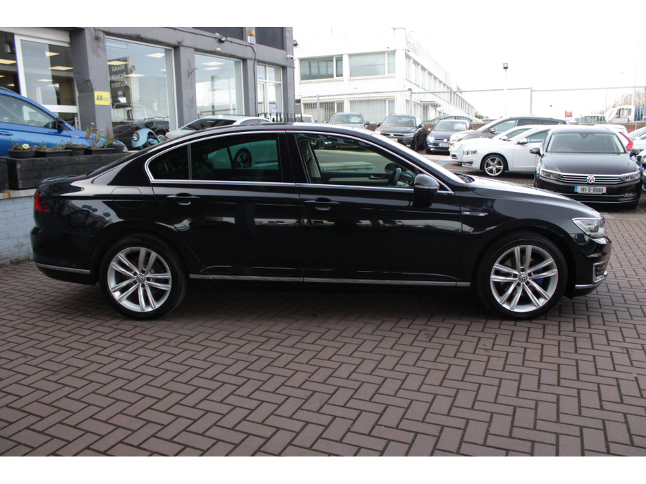 2016 Volkswagen Passat - image 3