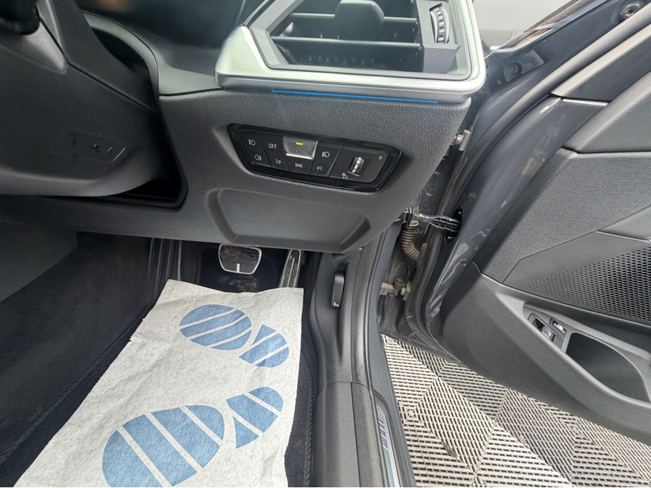 2022 BMW 3 Series - image 22