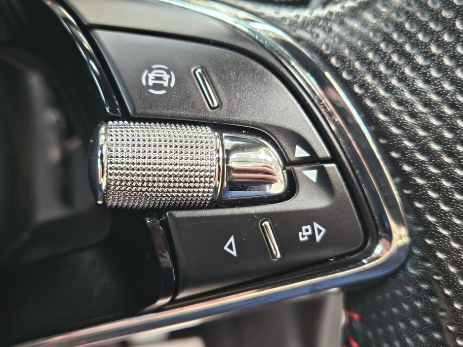 2021 Skoda Octavia - image 12