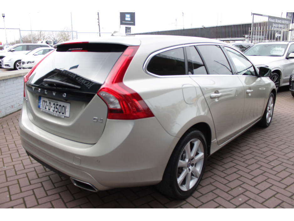 2017 Volvo V60 - image 4