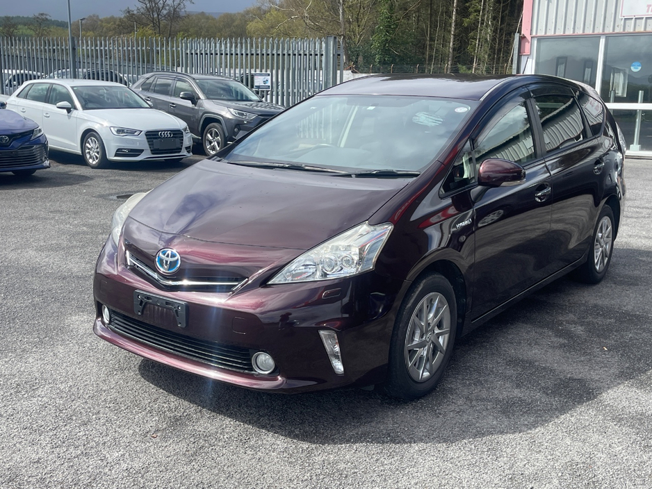 2014 Toyota Prius Alpha - image 3