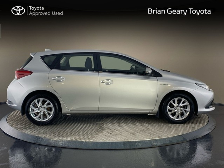 2016 Toyota Auris - image 3