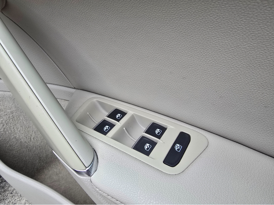 2016 Volkswagen Golf - image 18