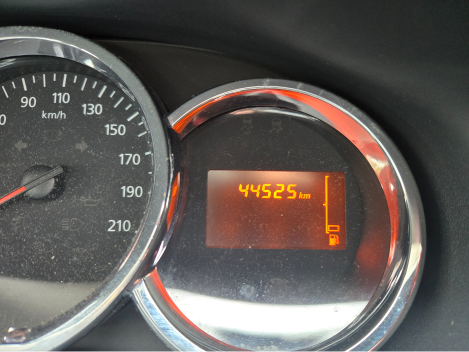 2016 Dacia Sandero - image 9