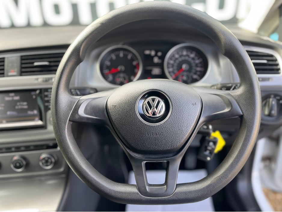 2015 Volkswagen Golf - image 10