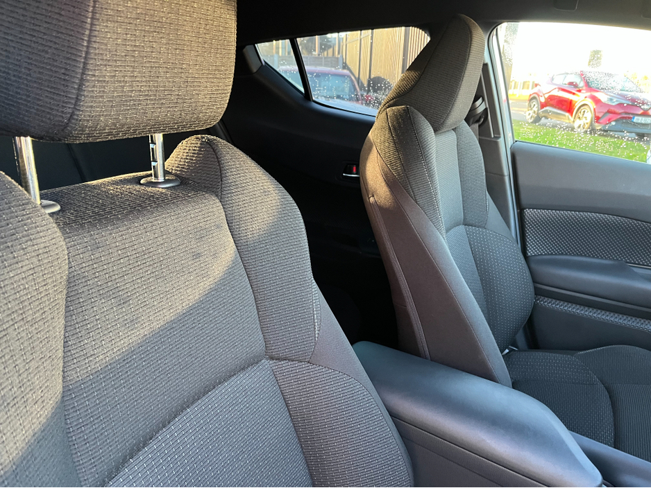 2018 Toyota C-HR 1.8 HYBRID AUTO VERY LOW KMS €19,450