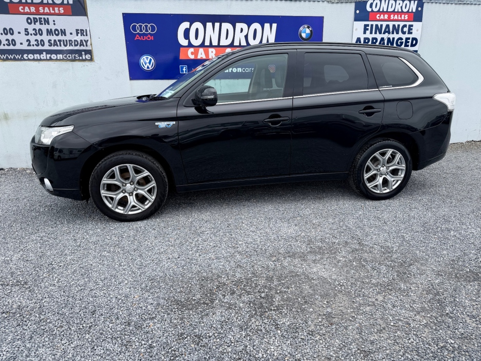 2015 Mitsubishi Outlander - image 2