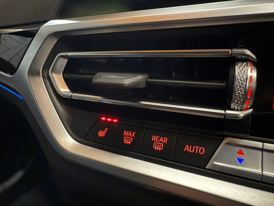 2022 BMW 3 Series - image 16