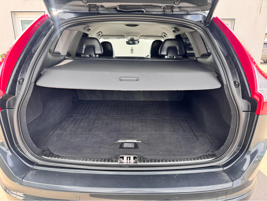 2017 Volvo XC60 - image 10