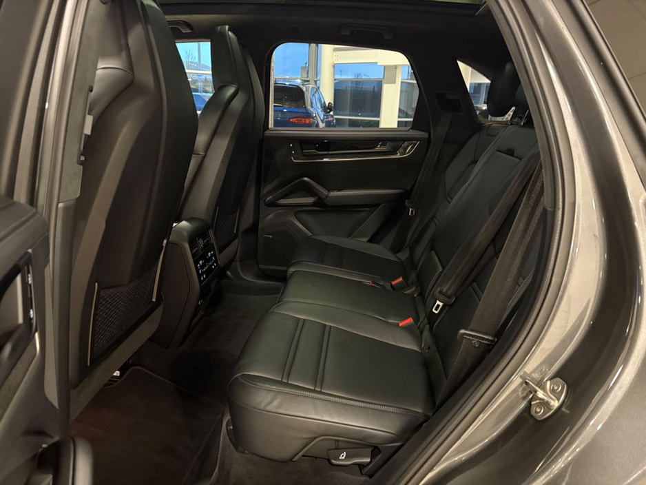2024 Porsche Cayenne - image 22