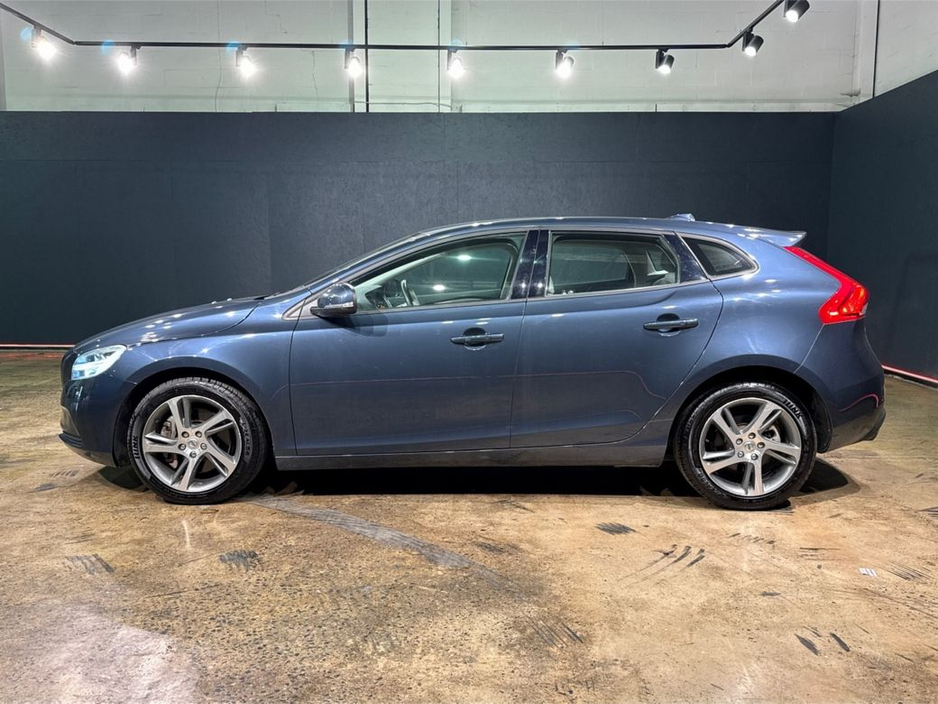 2017 Volvo V40 - image 6