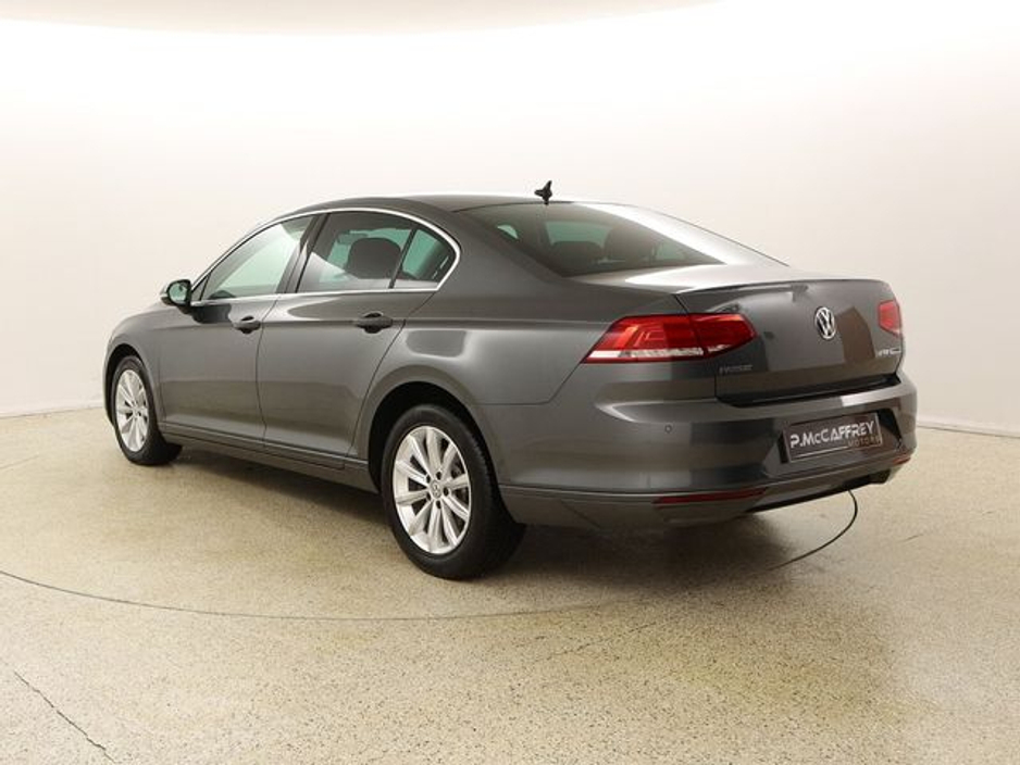 2016 Volkswagen Passat - image 5
