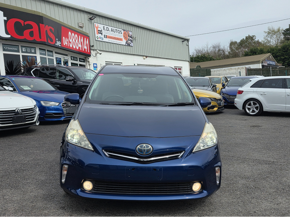 2013 Toyota Prius Alpha - image 13