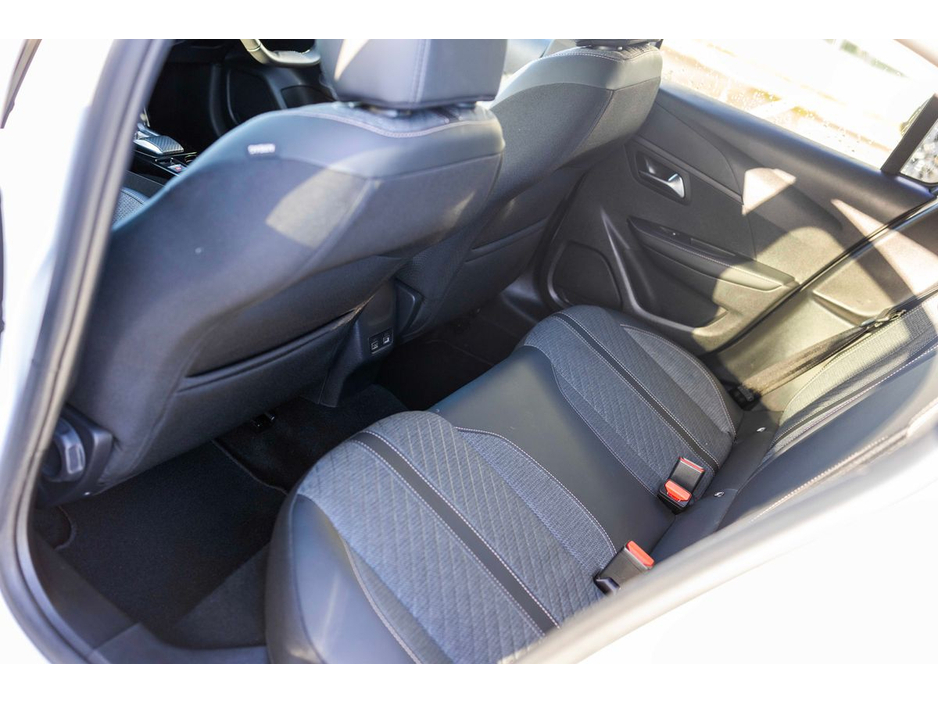 2025 Peugeot 208 - image 8
