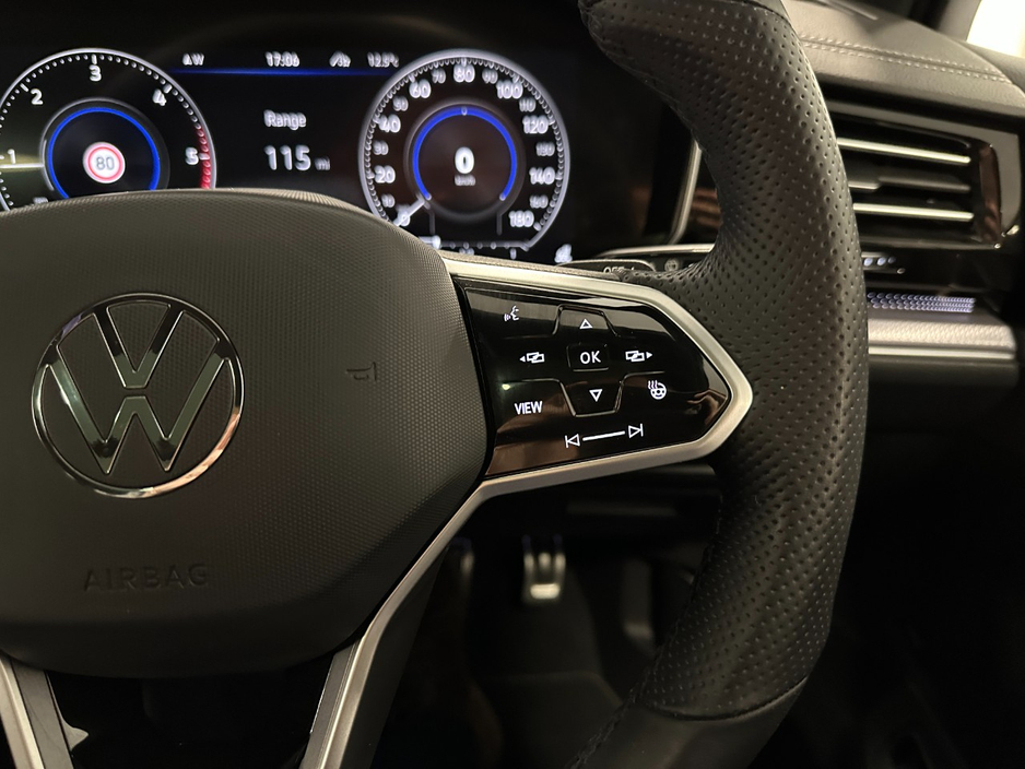 2023 Volkswagen Touareg - image 24