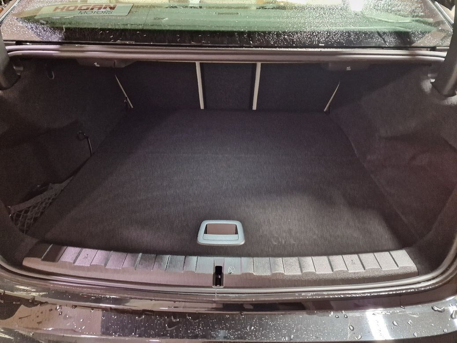 2023 BMW 3 Series - image 8