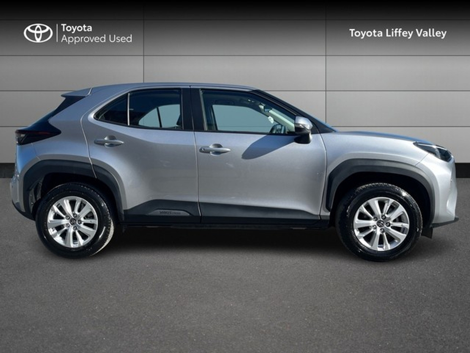 2023 Toyota Yaris Cross - image 3