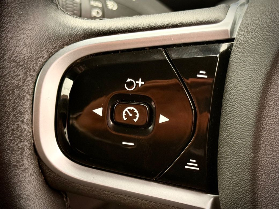 2022 Volvo XC90 - image 21