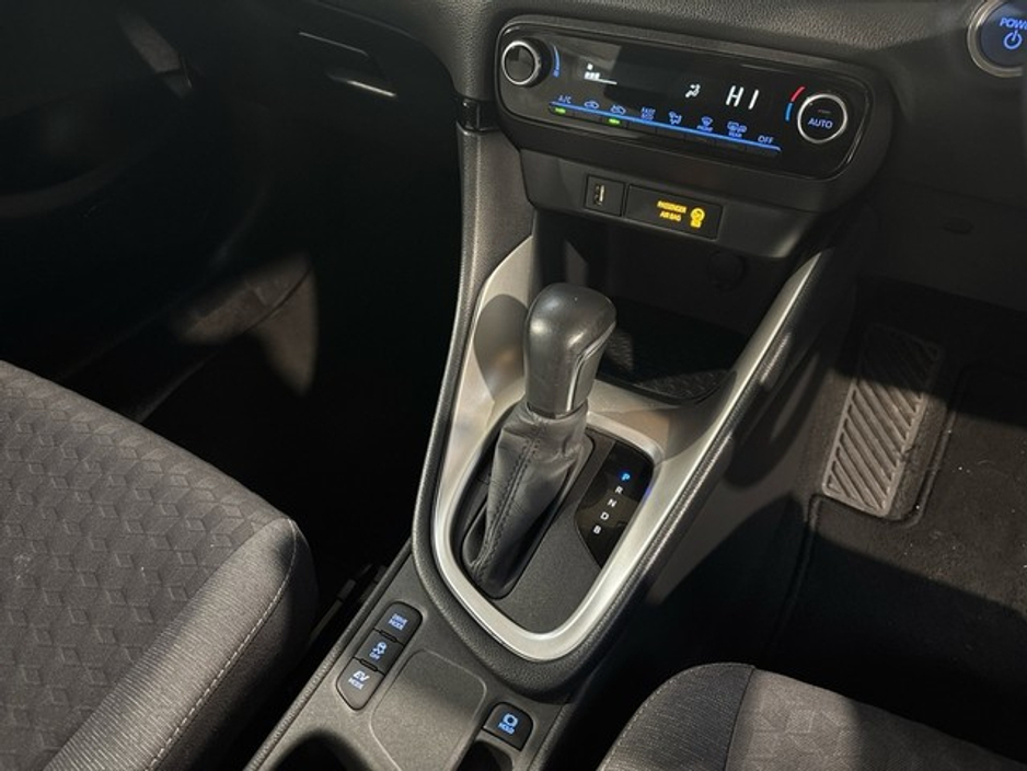 2021 Toyota Yaris - image 14