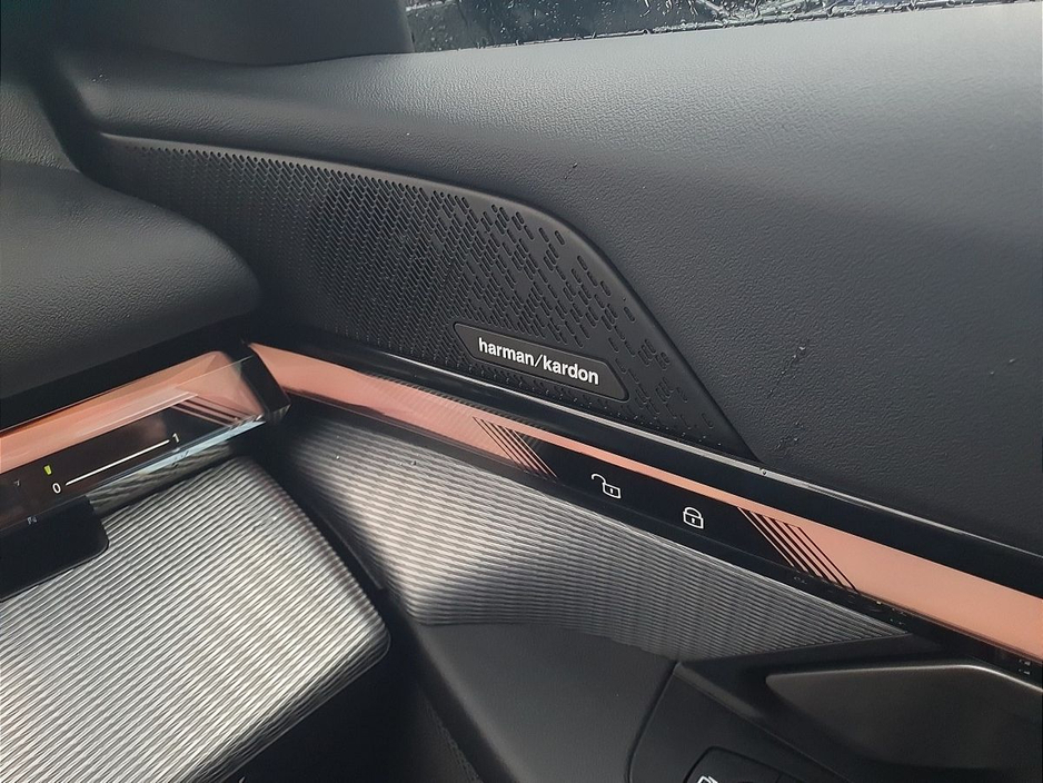 2025 BMW 5 Series - image 24