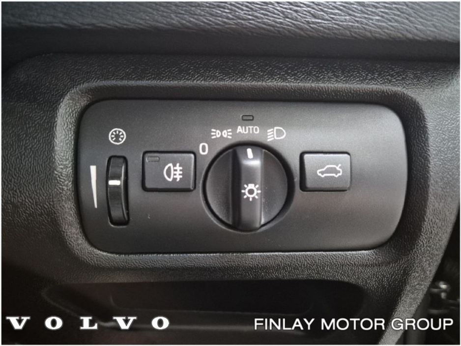 2019 Volvo V40 - image 16