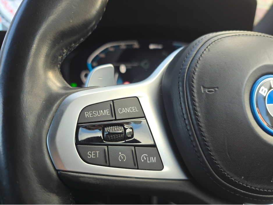 2022 BMW 3 Series - image 23